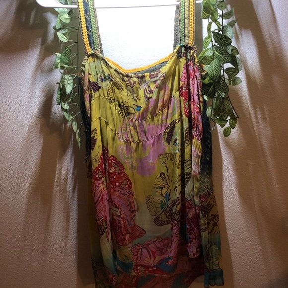 Sunflowers & pretty stitching make this Sz small, flowy tank blouse so feminine. - Picture 3 of 11